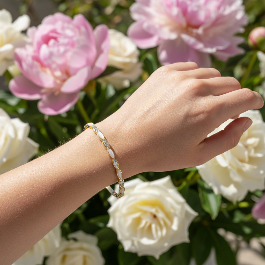 Позлатена твърда гривна със седеф