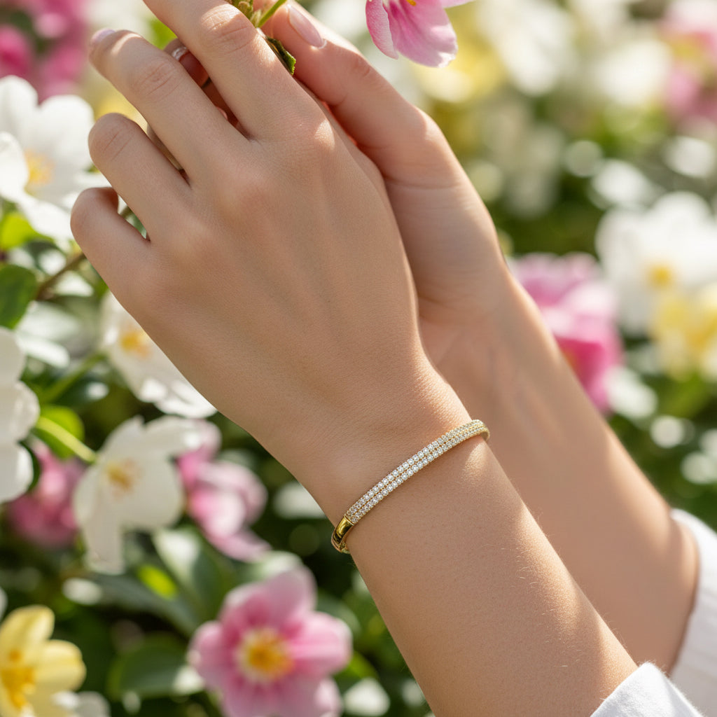 Позлатена твърда гривна с камъчета